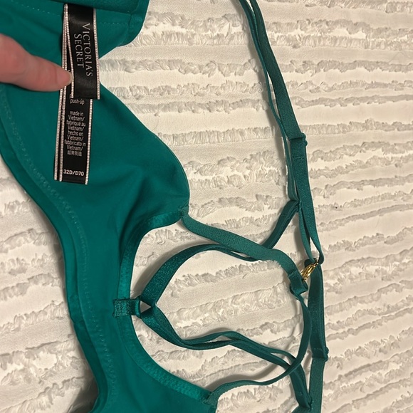 Like new green front closure VS push up bra - Picture 4 of 4